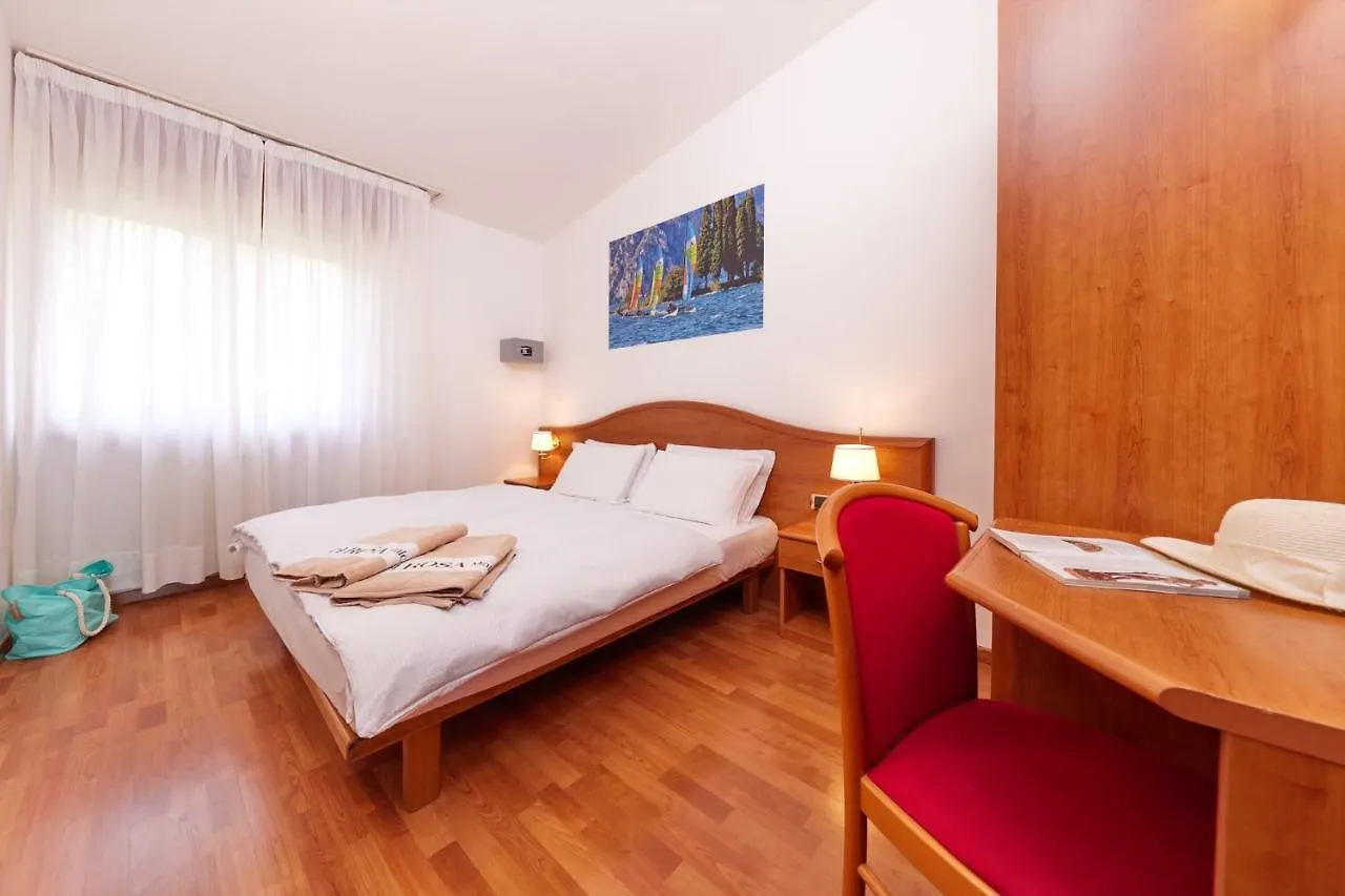 Beach Hotel Rosa Malcesine 3*,  Italy